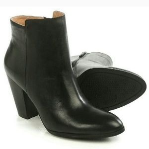Adrienne Vittadini Beah black leather ankle boots